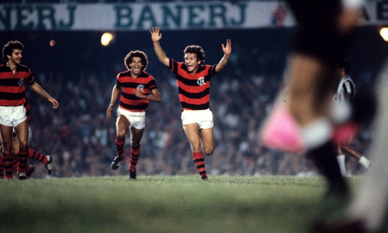 3º - FLAMENGO (1980) - Zico corre para a festa em partida contra o Atlético-MG.  — Foto: Anibal Philot/Agência O Globo