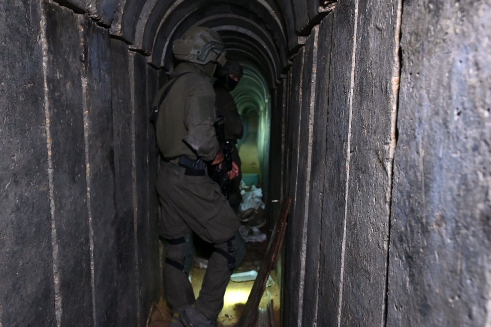 Militares israelenses mostram túnel encontrado sob hospital al-Shifa — Foto: Ahikam Seri/AFP