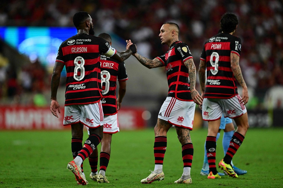 Gerson e Cebolinha, principais jogadores do Flamengo contra o Bolívar, comemoram um dos gols da equipe — Foto: Pablo PORCIUNCULA / AFP