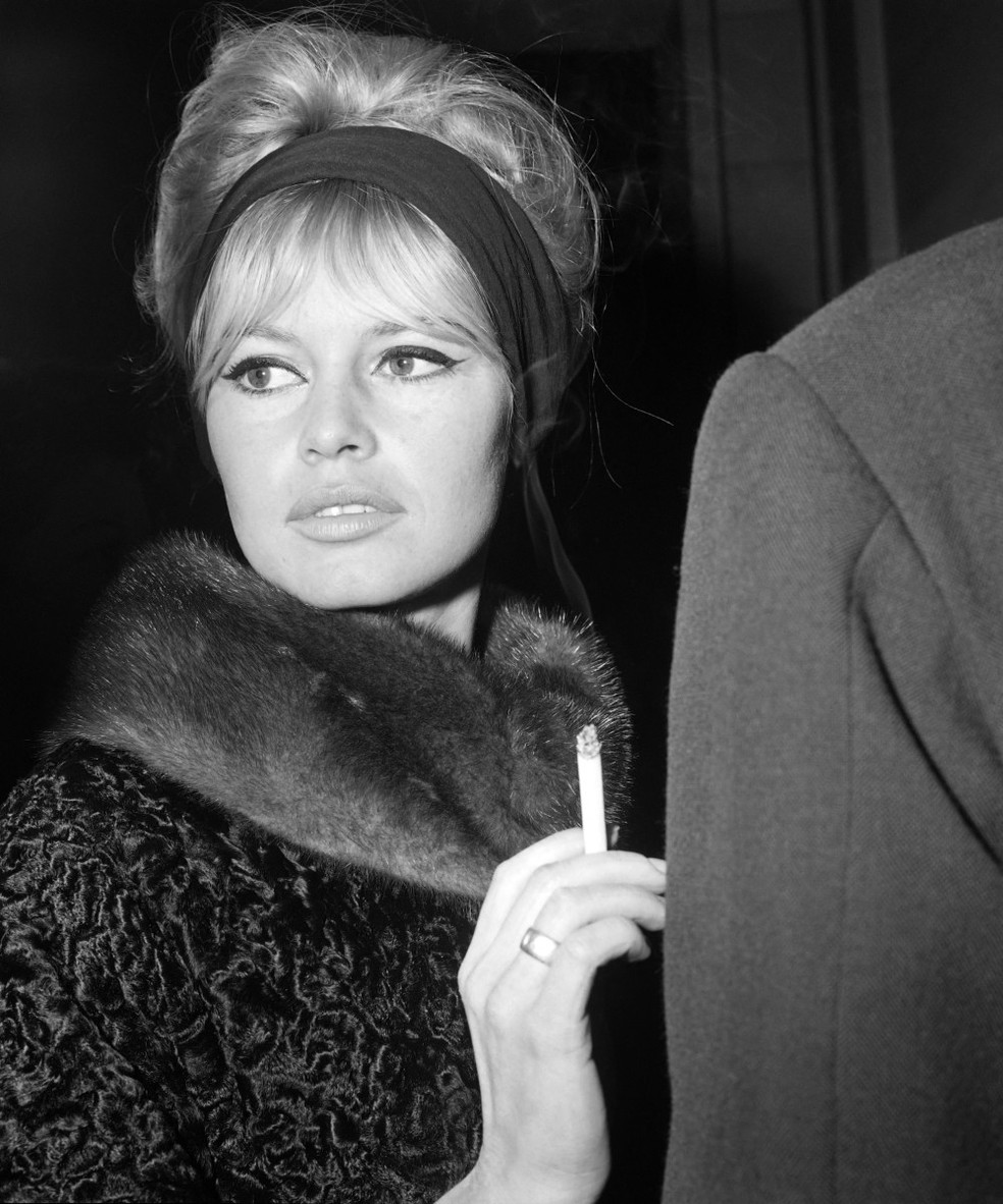 Brigitte Bardot: veja 6 marcas do estilo que fez atriz quebrar padrões e redefinir a feminilidade ao longo das décadas — Foto: AFP