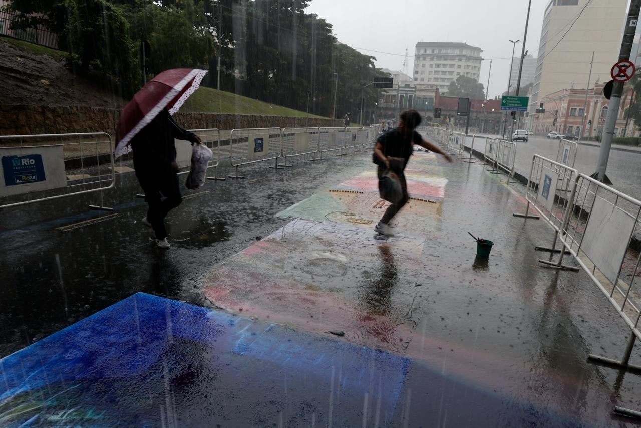 Tapetes de sal da Catedral Metropolitana do Rio são desfeitos pela chuva