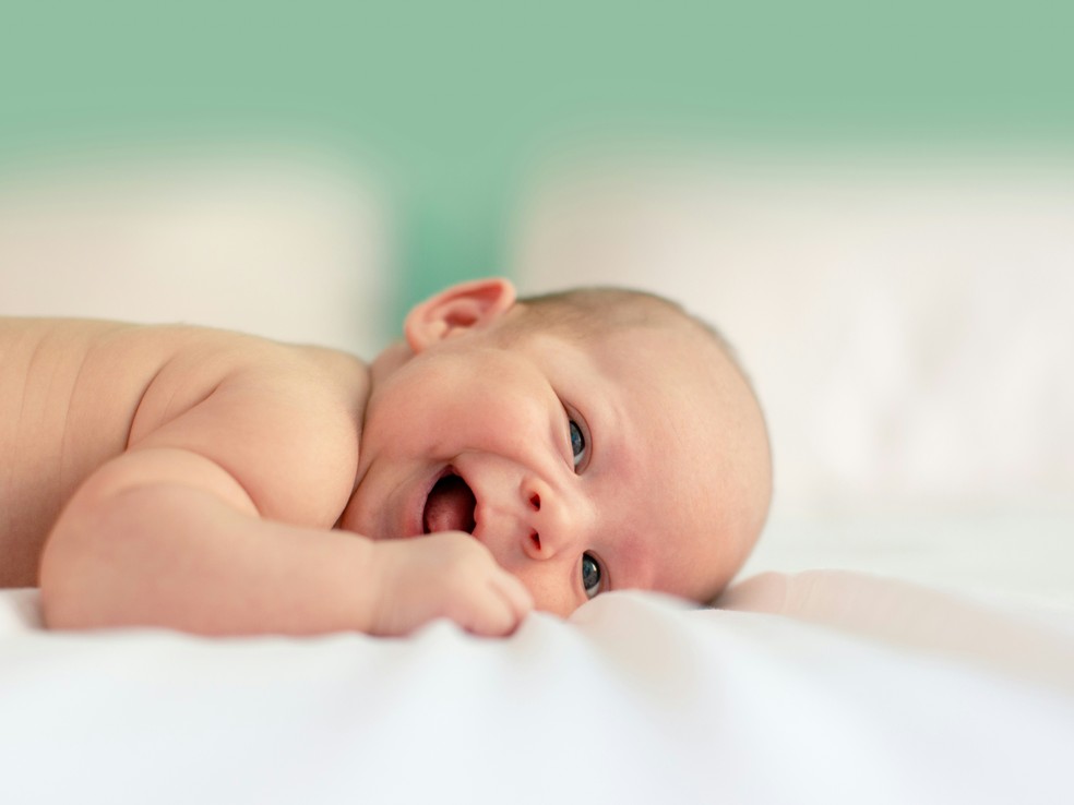 Especialista alerta que nunca se deve beijar um bebê. — Foto: Unsplash