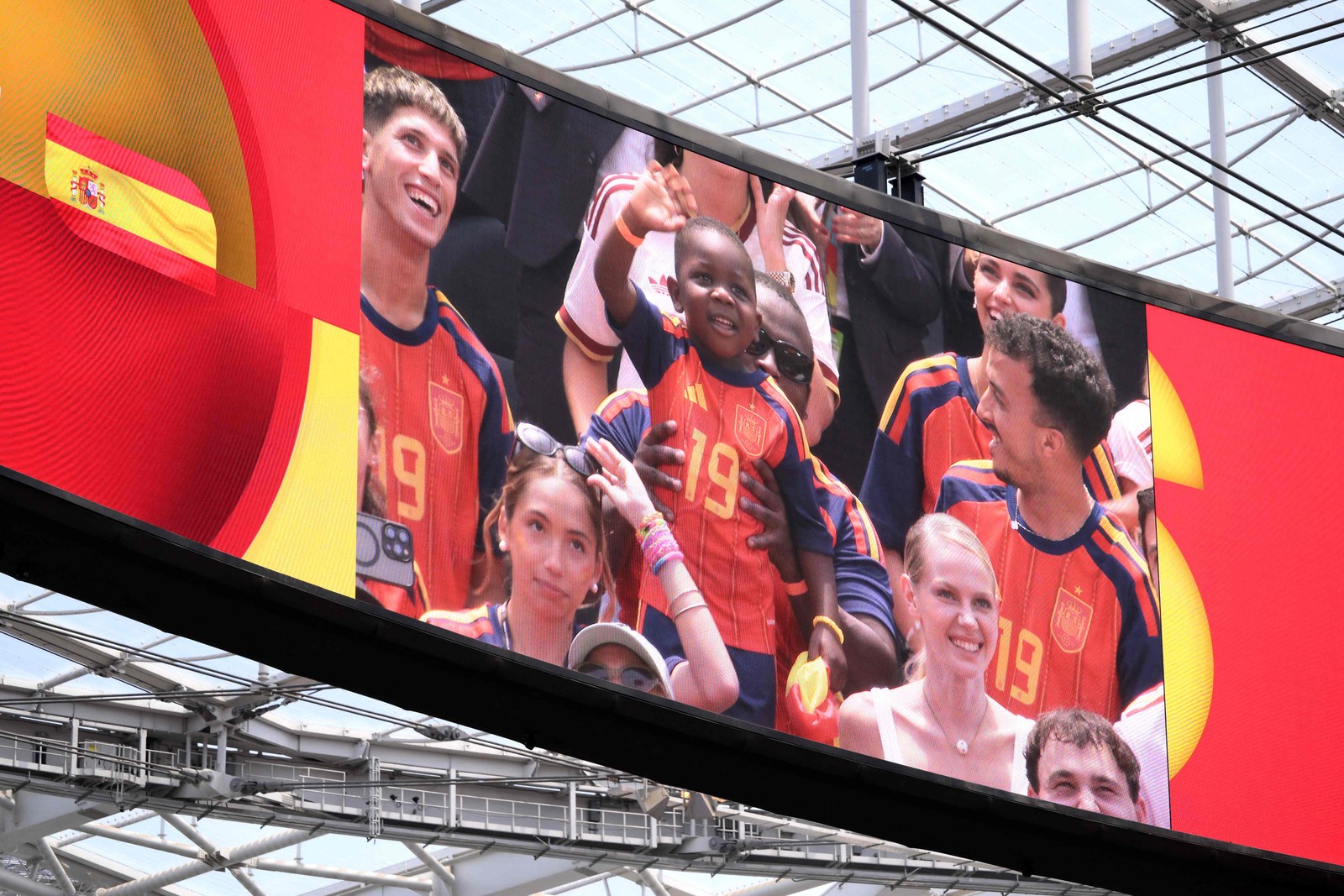 Keyne Yamal no telão do jogo entre Espanha e Bélgica, nas quartas de final da Copa do Mundo — Foto: David Ramos/Getty Images/AFP