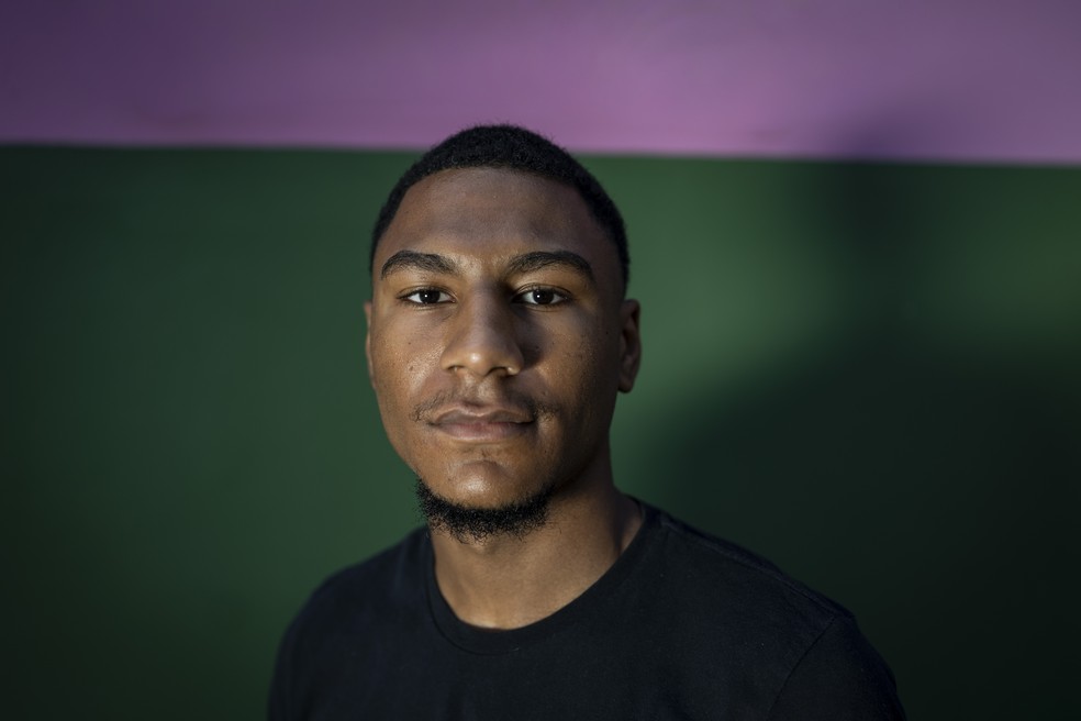 Nathan Lessa, de 20 anos, acredita que a internet e as redes sociais ajudaram a ampliar a visibilidade dos casos, mas também abriram espaço para a circulação de discursos misóginos — Foto: Márcia Foletto/Agência O Globo