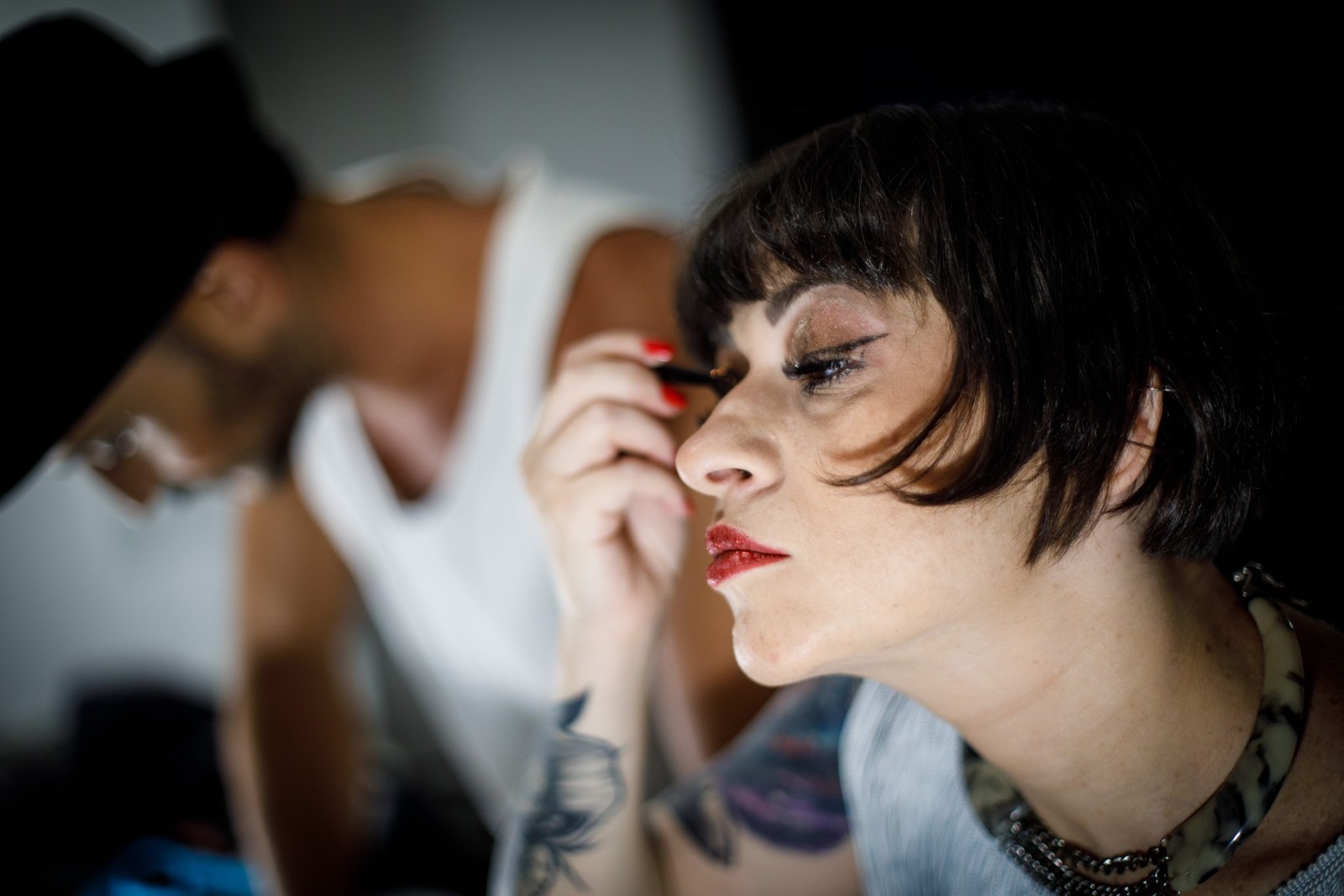 Ela mesma cuida da maquiagem, antes das apresentações — Foto: Brenno Carvalho