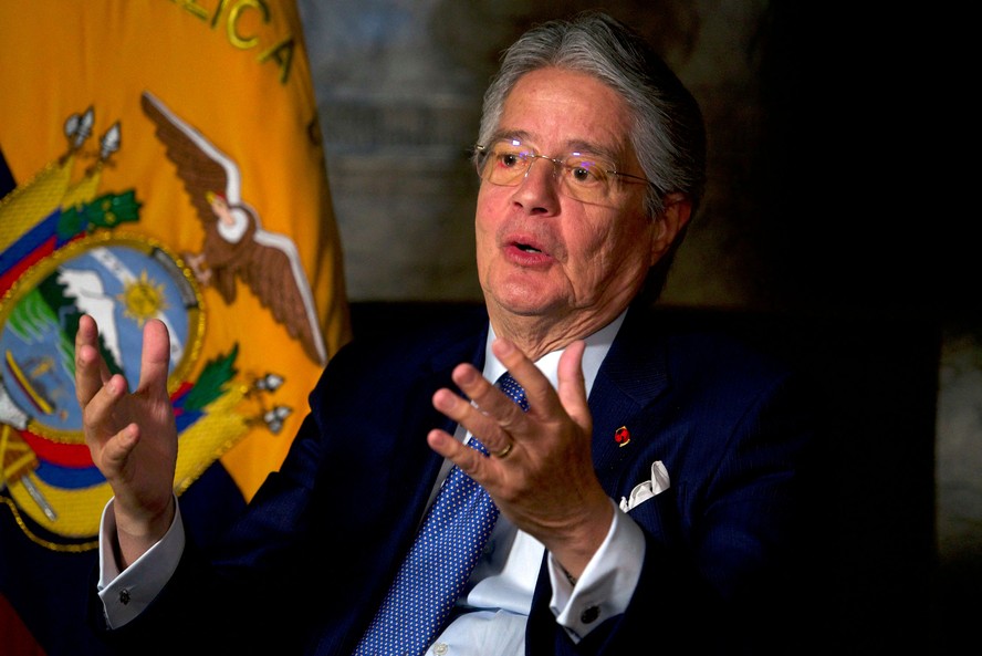 O presidente do Equador, Guillermo Lasso, em entrevista na embaixada do país, em Washington, em dezembro