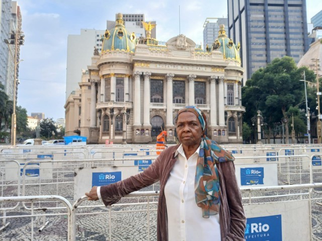 Teresa Marques dos Santos, de 80 Anos, éprimeira na fila para ovelórioda cantora preta gil, notheatro notheatro niminicipal do rio - foto:madson gama / o globo