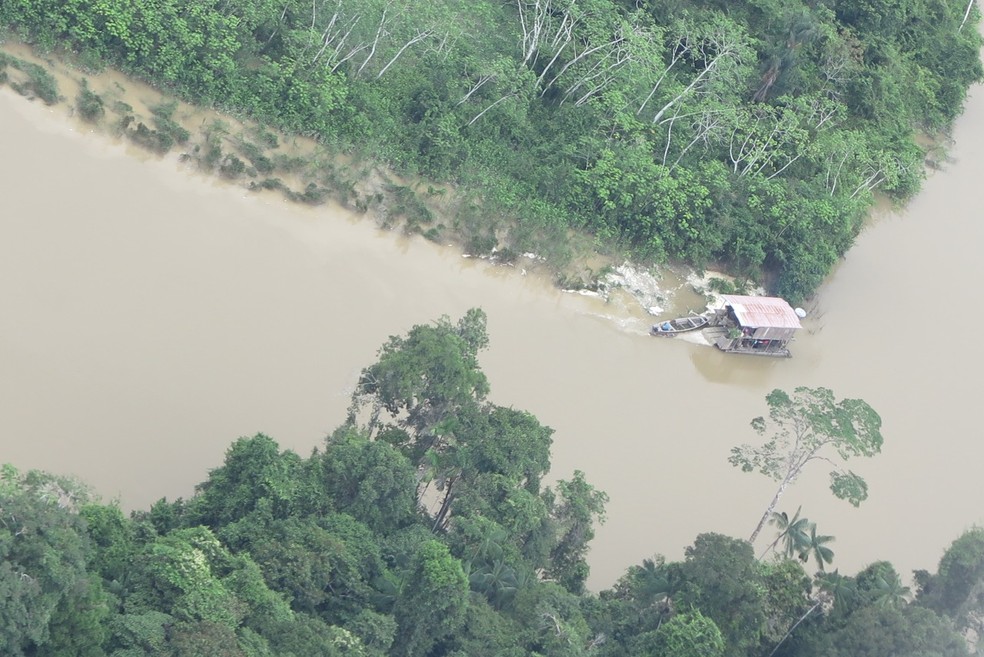 Balsa de garimpo flagrada no rio Curuena em sobrevoo da EVU registrado por Bruno Pereira — Foto: Equipe de Vigilância da Univaja