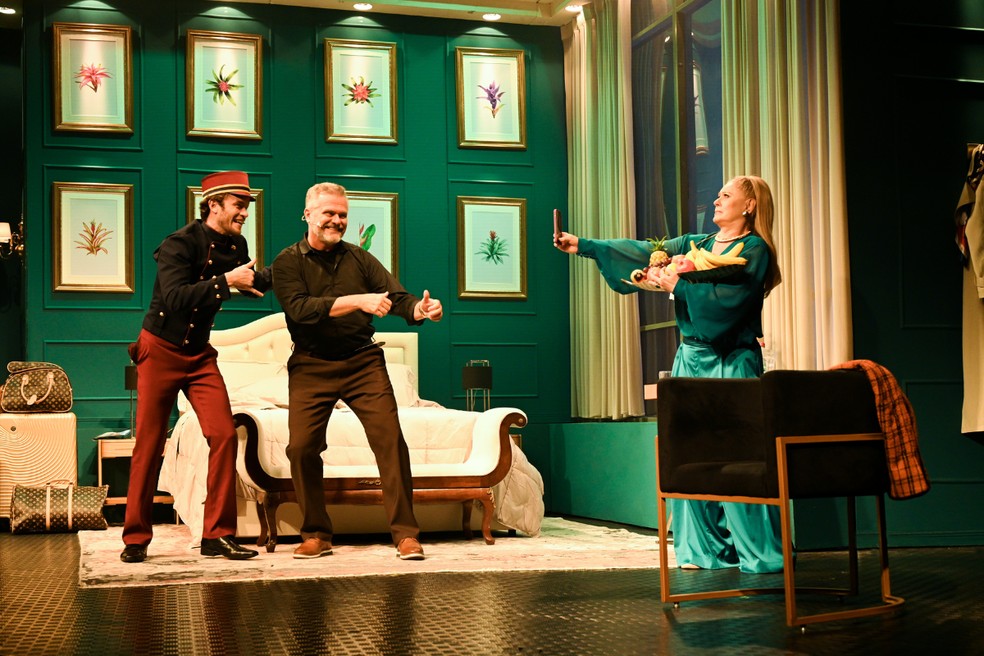 Vitor Thiré, Leonardo Franco e Vera Fischer em cena da comédia romântica "O casal mais sexy da América" — Foto: Divulgação/Carlos Costa