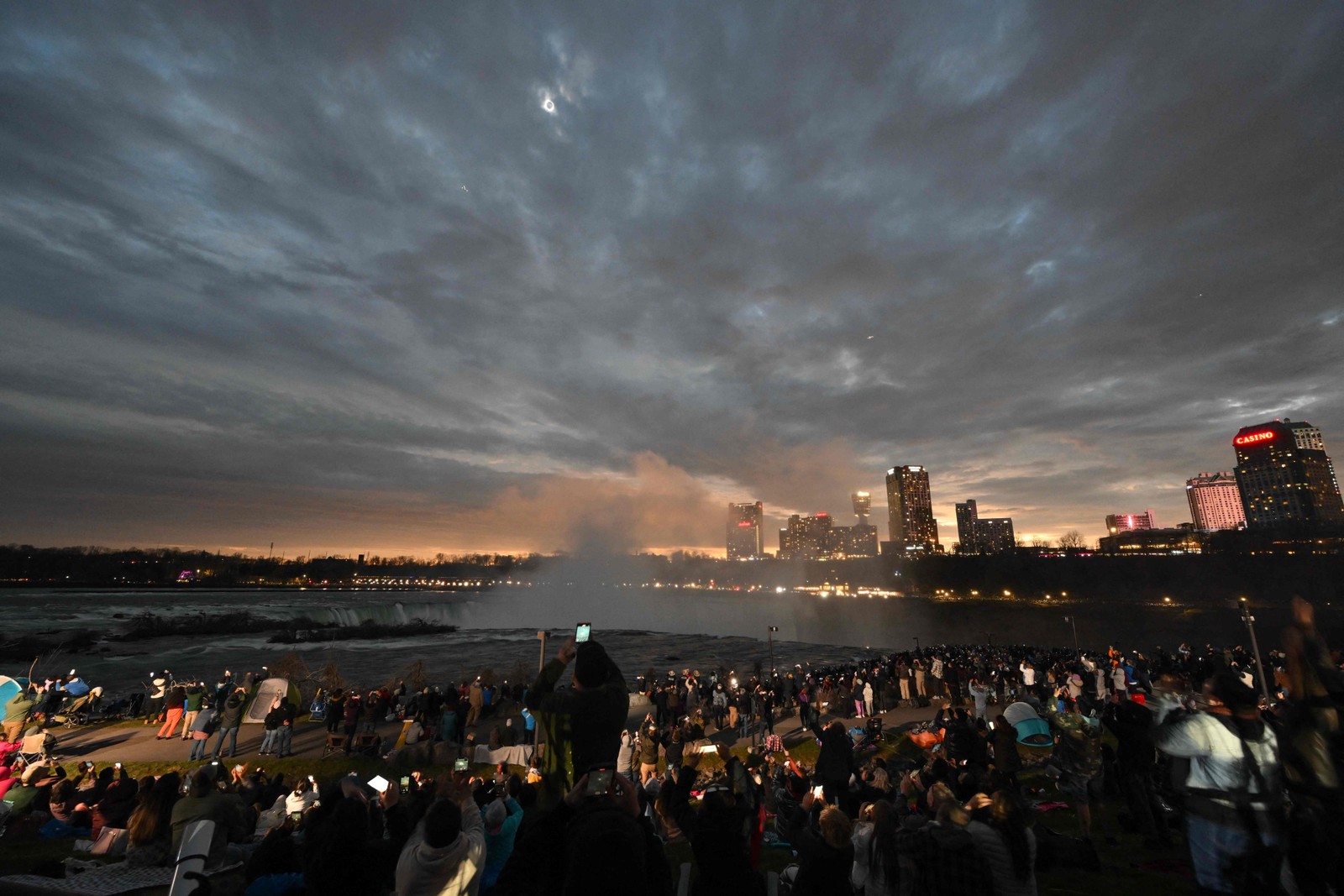 céuescurece durante o eclipse solar total em niagara falls, NY - Foto: Angela Weiss / AFP 