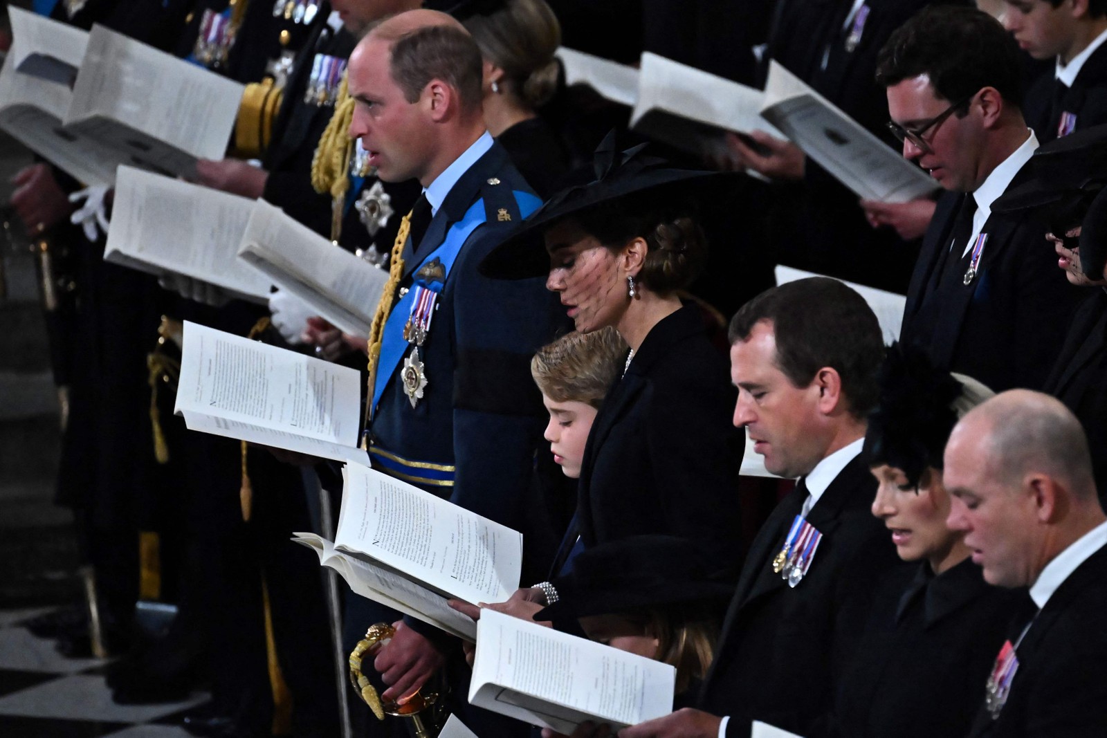 Os príncipes William e George e Catarina, Princesa de Gales, participam do Funeral de Estado da Rainha Elizabeth — Foto: Ben Stansall / POOL / AFP