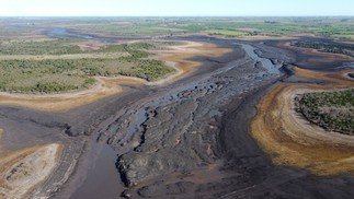 Imagem aérea dá dimensão da seca do reservatório Paso Severino, no Uruguai, em 28 de junho de 2023 — Foto: Martín SILVA / AFP