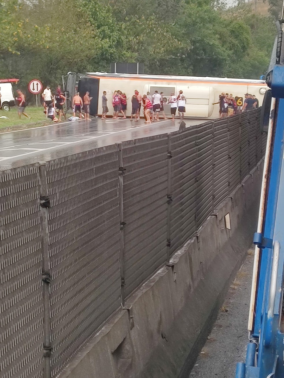Ônibus com torcedores do Flamengo a caminho da Argentina capota na estrada — Foto: Reprodução