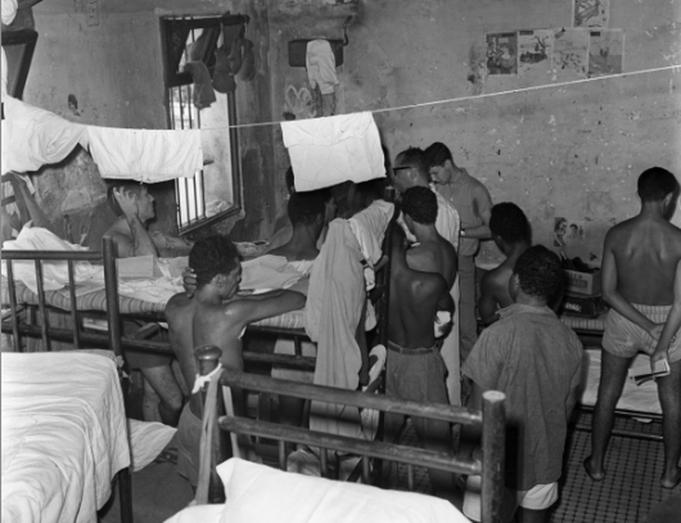 Cela lotada na Colônia Penal Cândido Mendes, antes de virar presídio, em 1961 — Foto: Arquivo/Agência O GLOBO