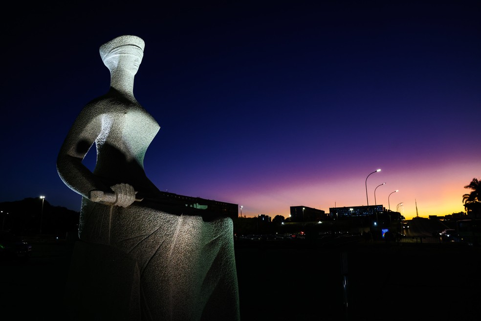 A estátua da Justiça em frente ao Supremo Tribunal Federal em Brasília — Foto: Ton Molina/STF
