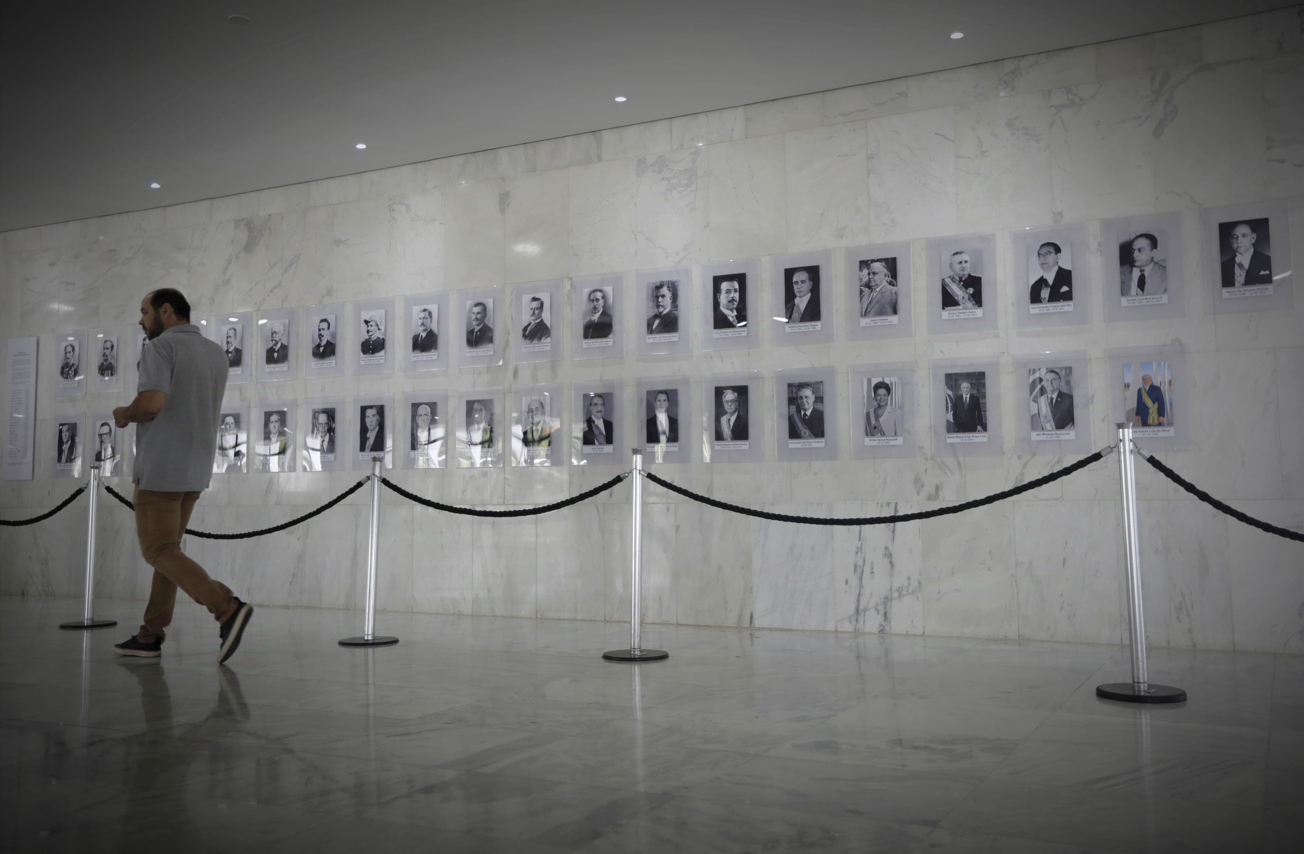 Planalto reabre galeria com fotos de ex-presidentes que havia sido destruída no 8/1