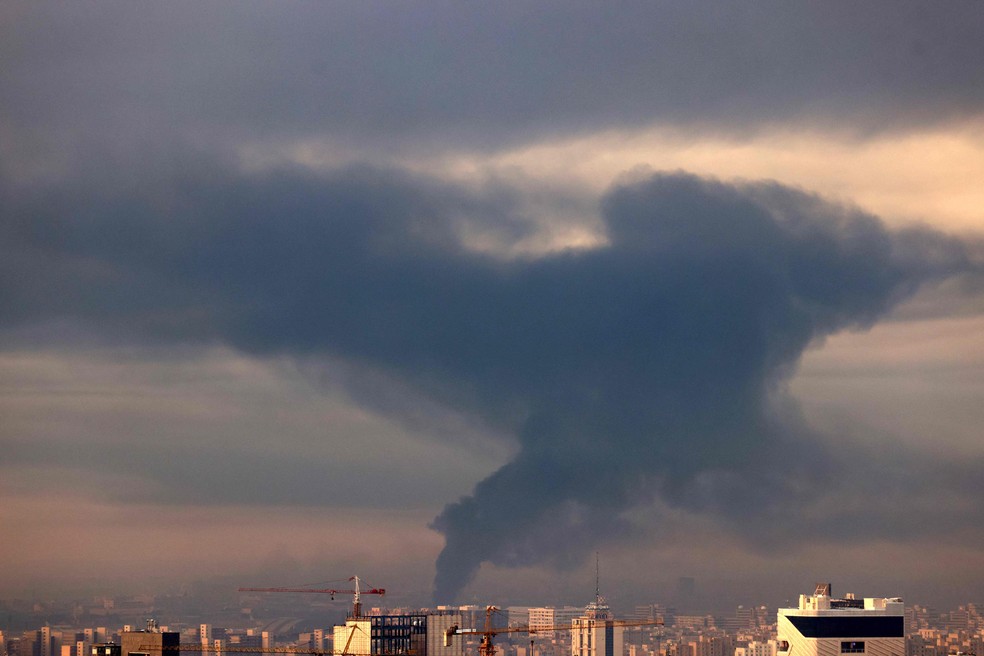 Fuma&ccedil;a sobe do local dos ataques a&eacute;reos em Teer&atilde;, em 7 de mar&ccedil;o de 2026. Fortes explos&otilde;es atingiram a capital iraniana, informou a TV estatal &mdash; Foto: ATTA KENARE / AFP