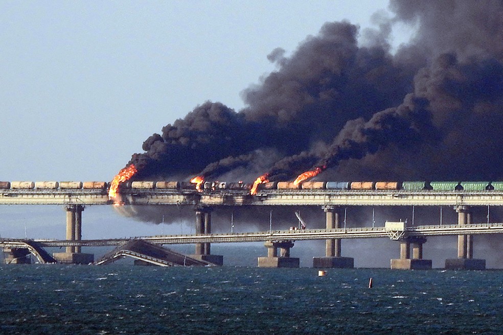 Ataque ucraniano destruiu parcialmente ponte que liga a Crimeia à Rússia em 8 de outubro.  — Foto: AFP