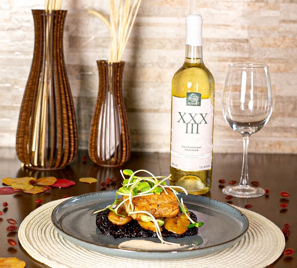 At Bistrô Ancestral, filet of friend on a bed of plantain, black rice and chestnut cream — Photo: Disclosure