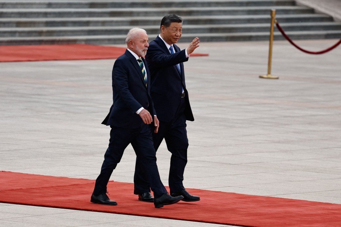 Tarifaço dos EUA: Brasil vê vantagem chinesa e critica política protecionista