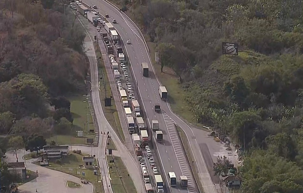 O engarrafamento gerado pelo acidente com a carreta — Foto: TV Globo/Reprodução