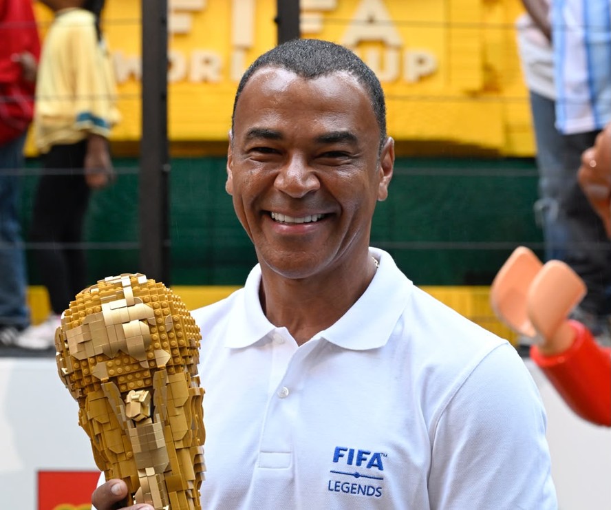Cafu segura representação da taça da Copa do Mundo