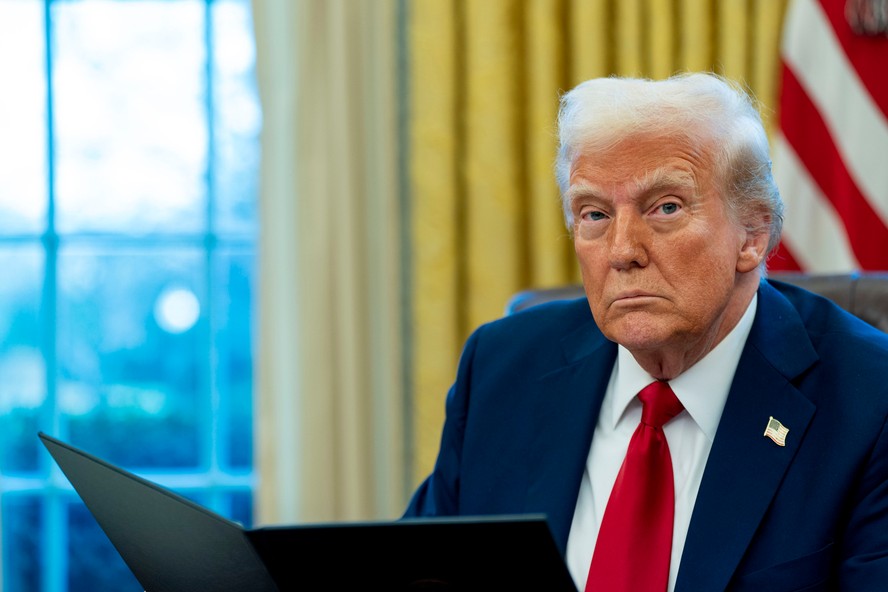 O presidente americano Donald Trump assina ordens executivas no Salão Oval