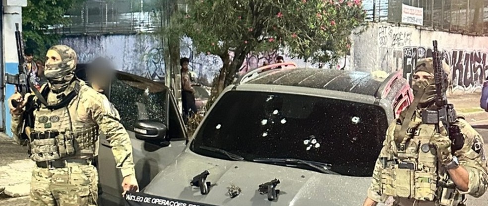 O carro com marcas de balas no para-brisa — Foto: Polícia Rodoviária Federal/Divulgação