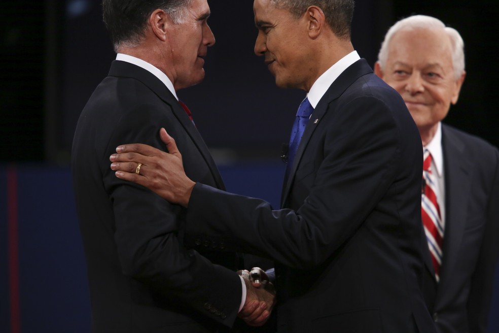 Romney e Obama se cumprimentam durante debate presidencial em 2012 — Foto: Damon Winter/The New York Times