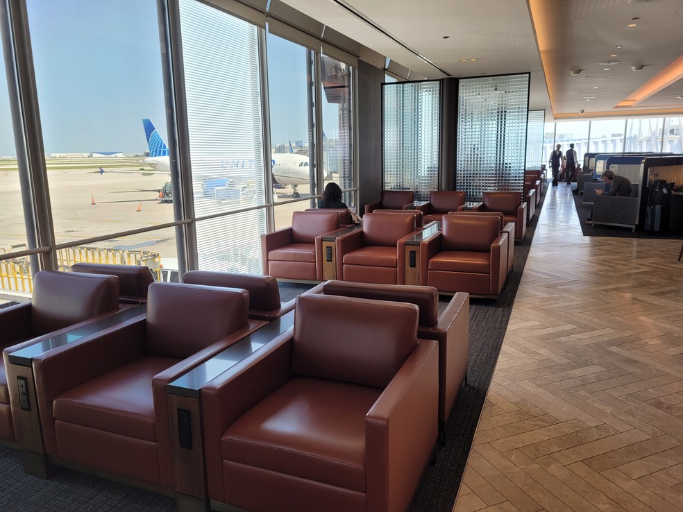 Some seats overlooking the runway of United Airlines' new Polaris lounge at Chicago airport, United States — Photo: Eduardo Maia/O Globo