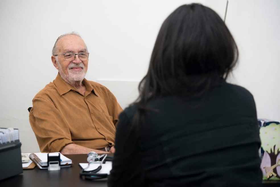 Médico Felix Zyngier atende paciente na comunidade Morro Azul, no Flamengo — Foto: Divulgação