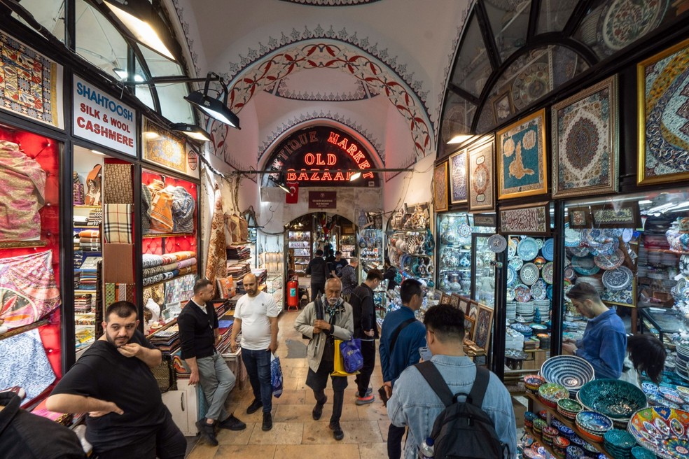 Os mercados de Istambul, na Turquia, sofreram um baque, com os investidores sendo surpreendidos com mais um mandato do presidente Recep Tayyip Erdogan — Foto: Moe Zoyari/Bloomberg