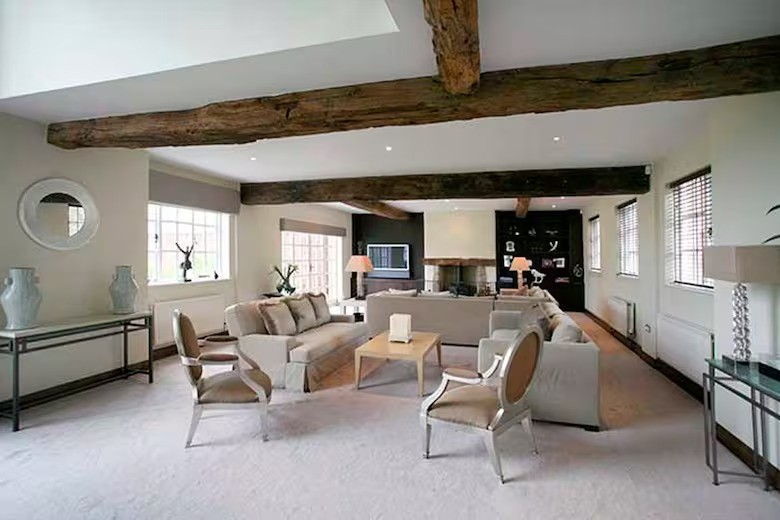 A sala de estar onde os Beckham passaram inúmeras tardes juntos. — Foto: Reprodução/Olá! Revista