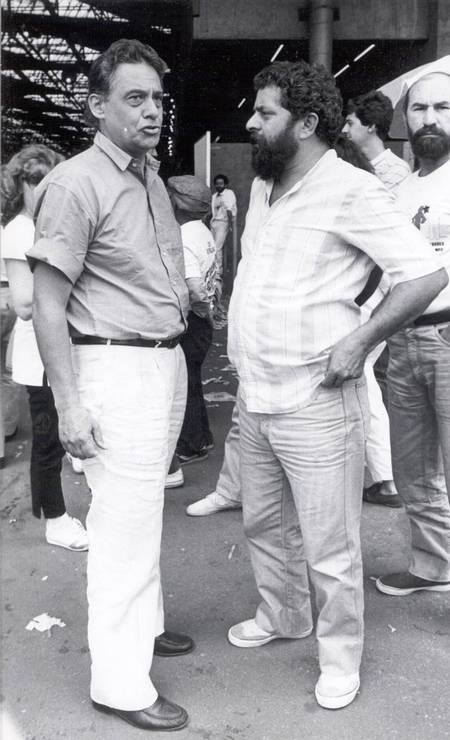 Fernando Henrique e Lula conversam em 1980 — Foto: Inacio Teixeira / Agência O Globo - 16/11/1980