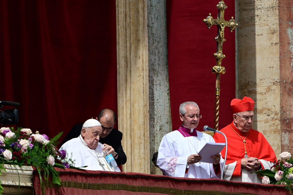Papa Francisco na sacada da Basílica de São Pedro — Foto: Tiziana FABI / AFP