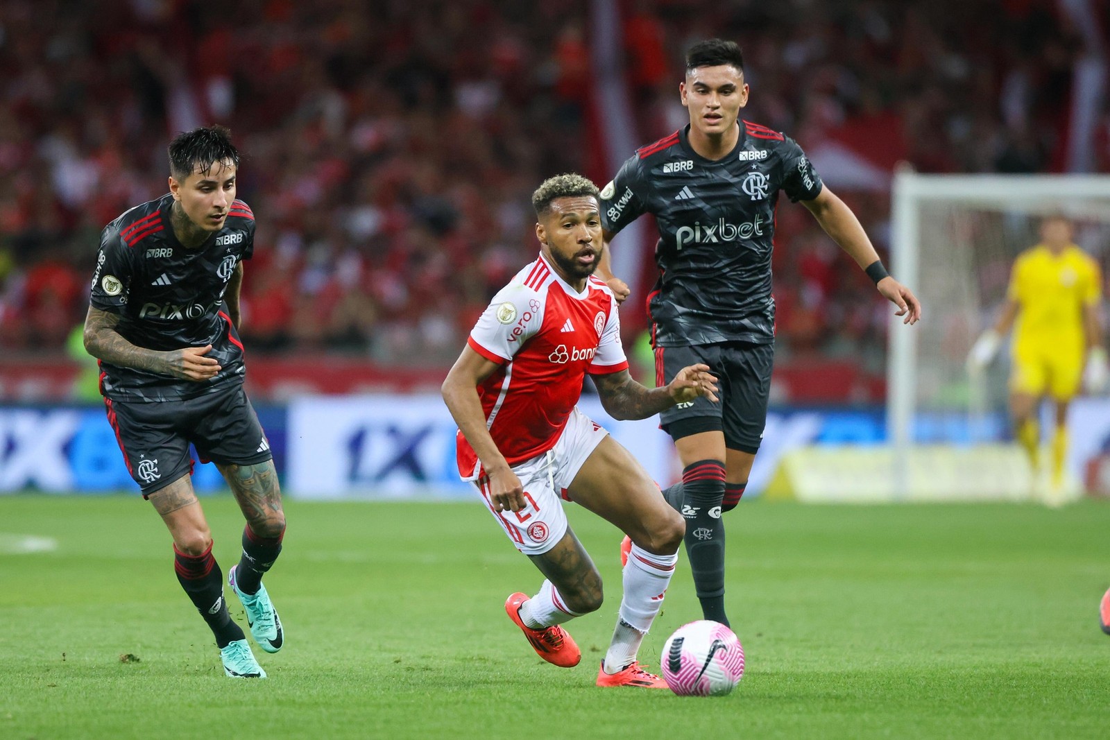Flamengo está distante do líder Botafogo na disputa pelo título Brasileiro; na partida mais recente, time empatou com o Internacional em Porto Alegre — Foto: Internacional