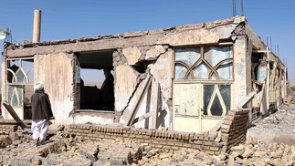 Casa danificada após os terremotos na vila de Sarbuland — Foto: Mohsen KARIMI / AFP