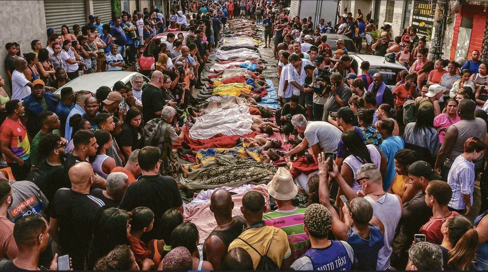 Expostos na Praça São Lucas, no Complexo da Penha, os corpos foram sendo removidos, de quatro e quatro, por rabecões do Corpo de Bombeiros e levados posteriormente para o IML — Foto: Gabriel de Paiva