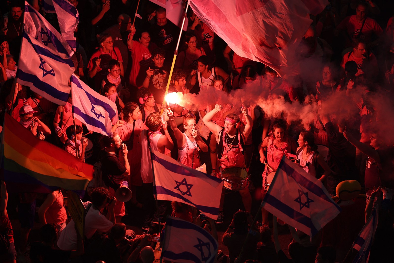 Manifestantes brandem sinalizadores durante o último protesto contra os controversos planos de reforma judicial do governo israelense — Foto: Jack Guez/AFP