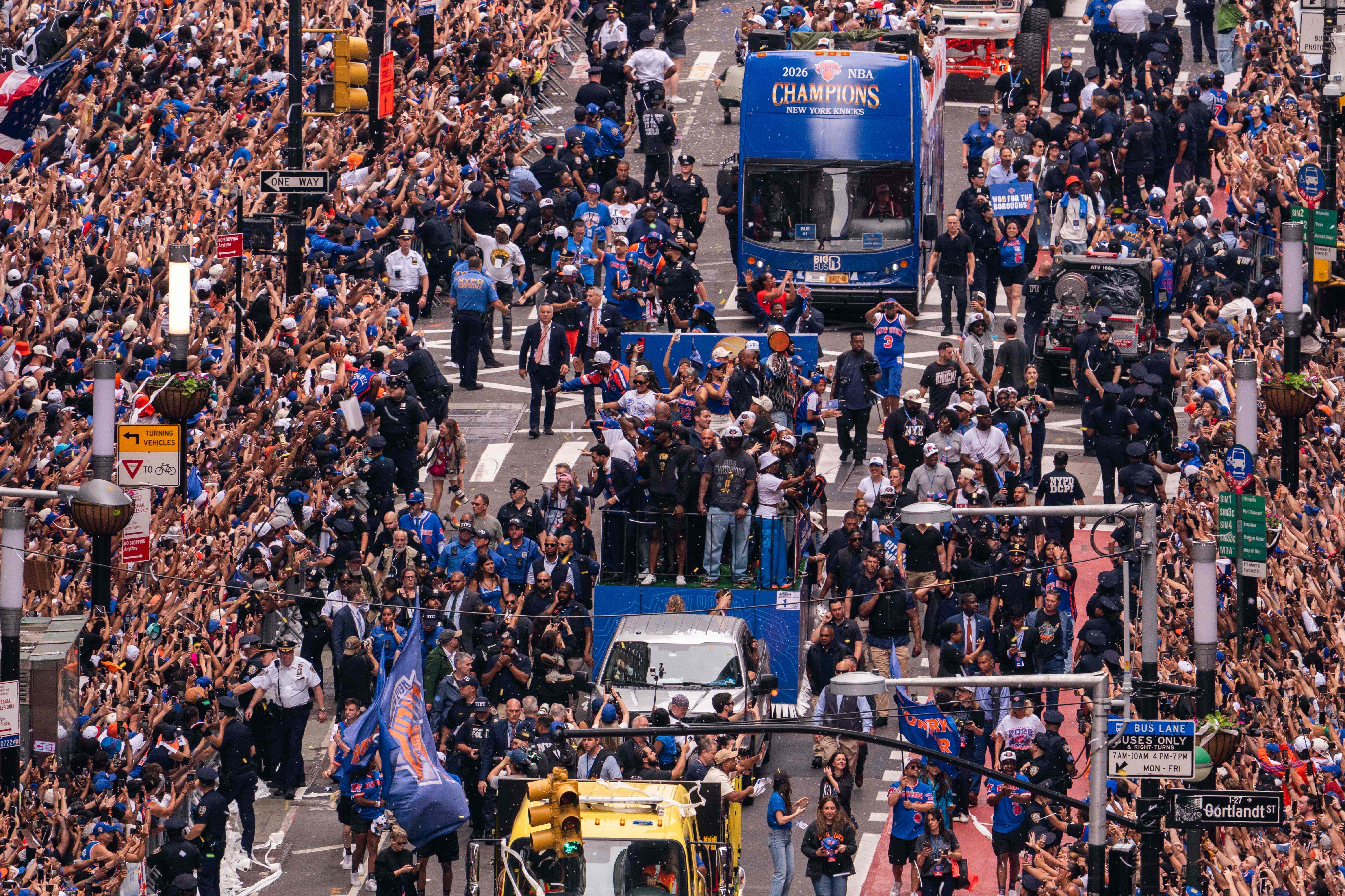 NBA: Desfile de campeões dos Knicks lota quase duas horas antes de início e reúne mais de um milhão de pessoas