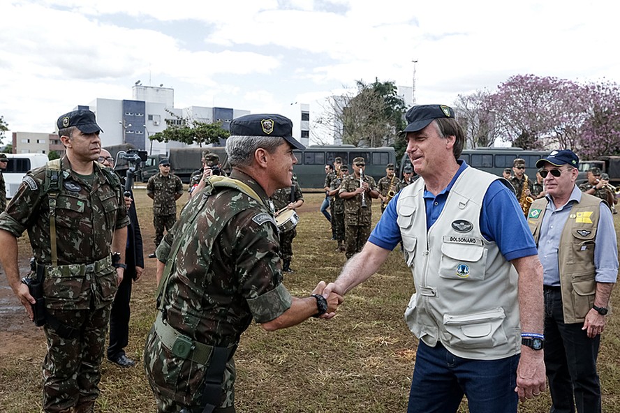 O ex-presidente Bolsonaro com o ex-comandante de Operações Especiais Mário Fernandes, que foi para seu governo depois de ir para reserva