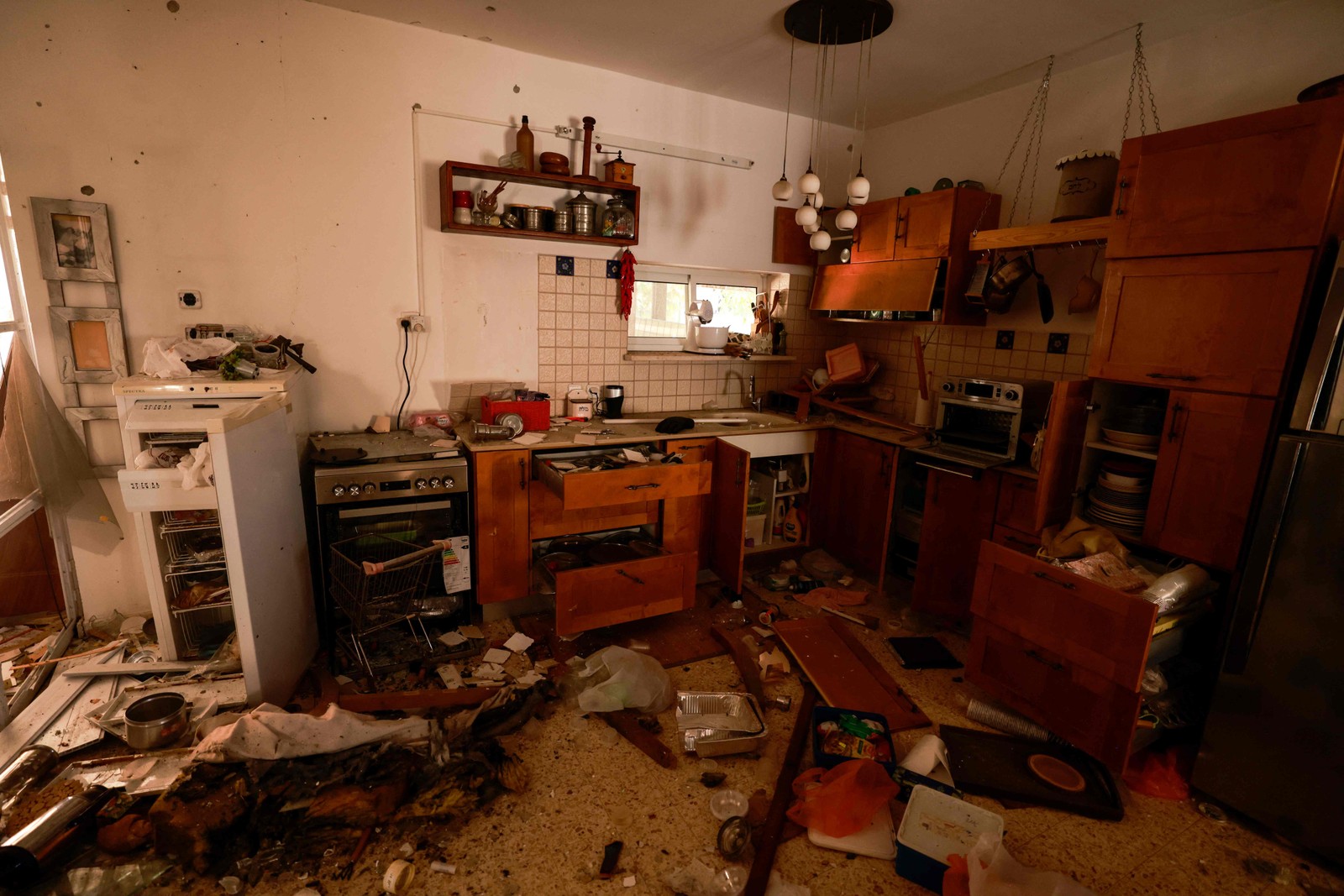 Interior de um edif&iacute;cio destruido no kibutz Nir Oz, ao longo da fronteira com a Faixa de Gaza, ap&oacute;s o ataque de 7 de outubro por militantes do Hamas. &mdash; Foto: Menahem KAHANA / AFP