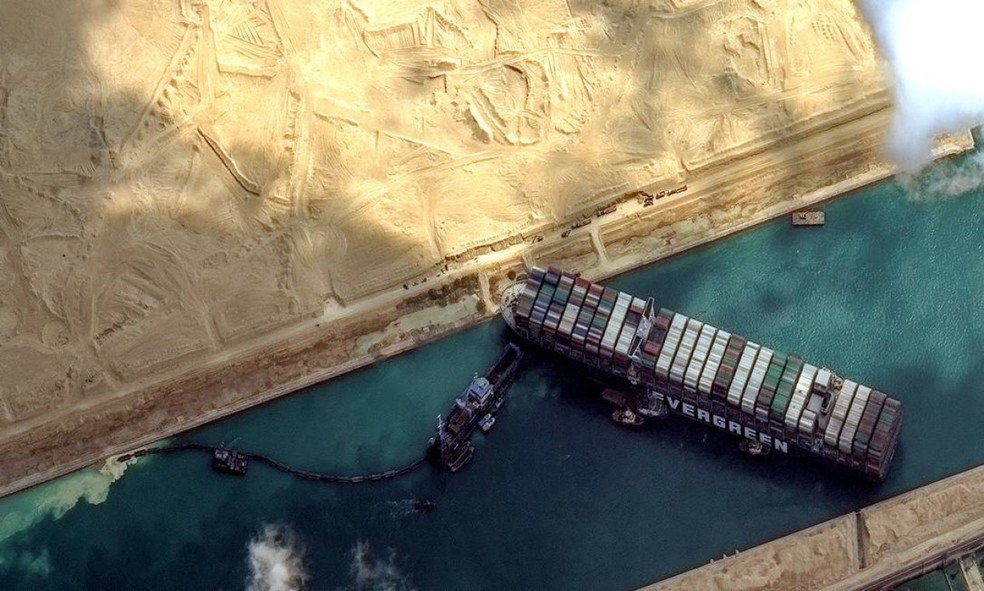 Dois anos após encalhar no Canal de Suez, cargueiro 'Ever Given' é alvo ...