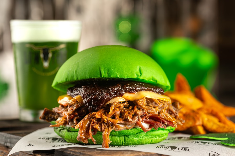 Burger especial no Low Fire Smokehouse — Foto: Tomás Vélez/Divulgação