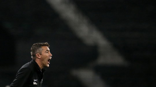 Escolha de Lage em barrar Tiquinho irritou Textor e cúpula de futebol do Botafogo, mas saída é descartada no momento