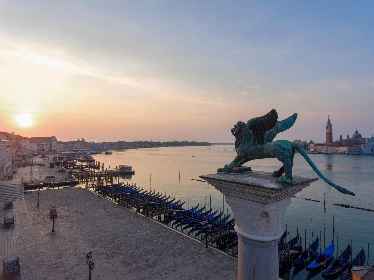 O Leão de Veneza sobre um calçadão vazio: pandemia mudou a cara da cidade italianaAFP