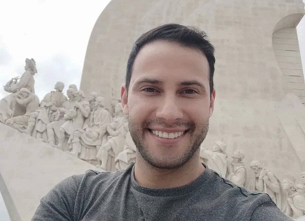 Alisson Rodrigues diante do Padrão dos Descobrimentos, em Lisboa — Foto: Arquivo pessoal para Portugal Giro