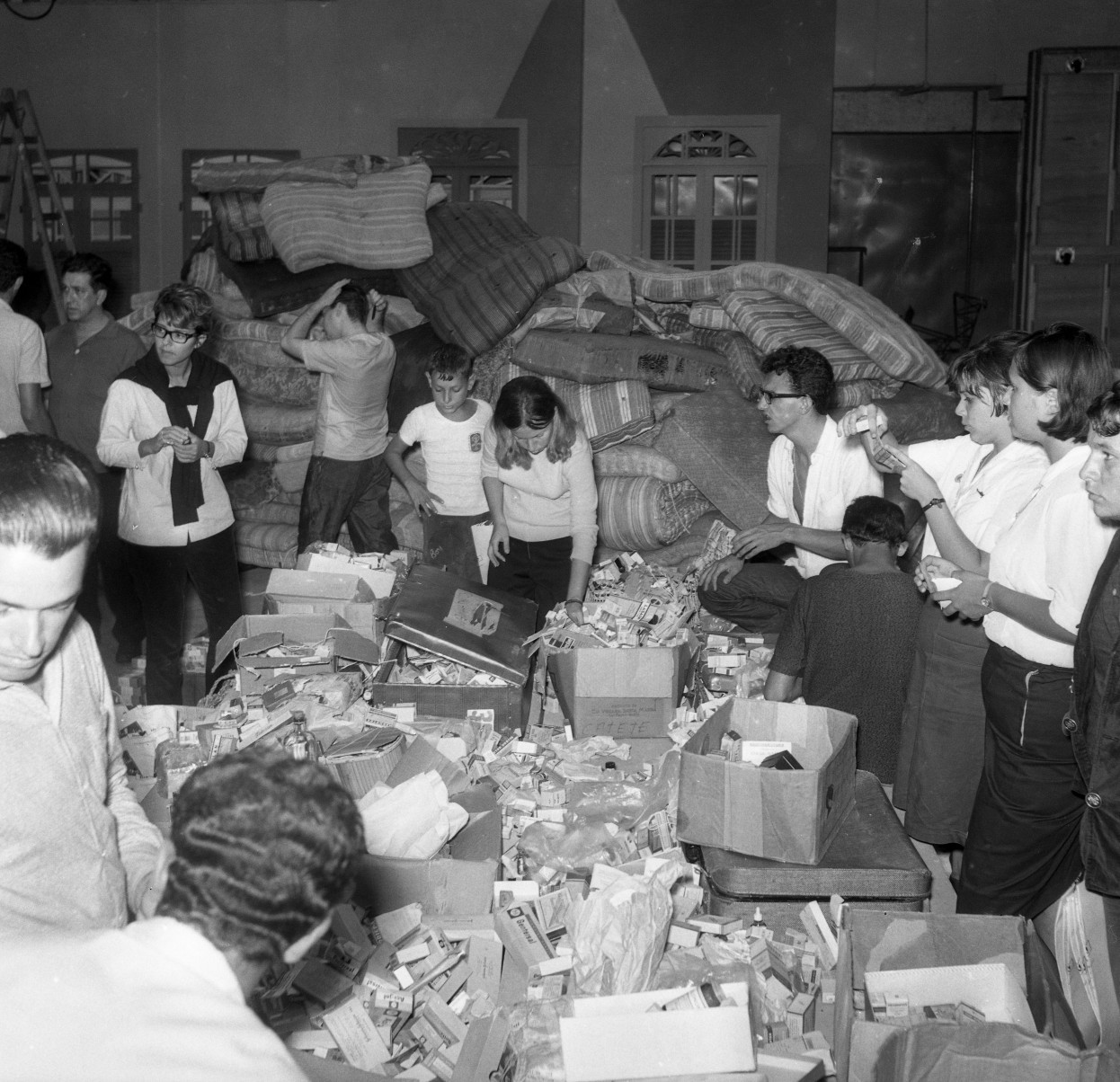 Recebimento de donativos na TV Globo — Foto: Arquivo / Agência O Globo