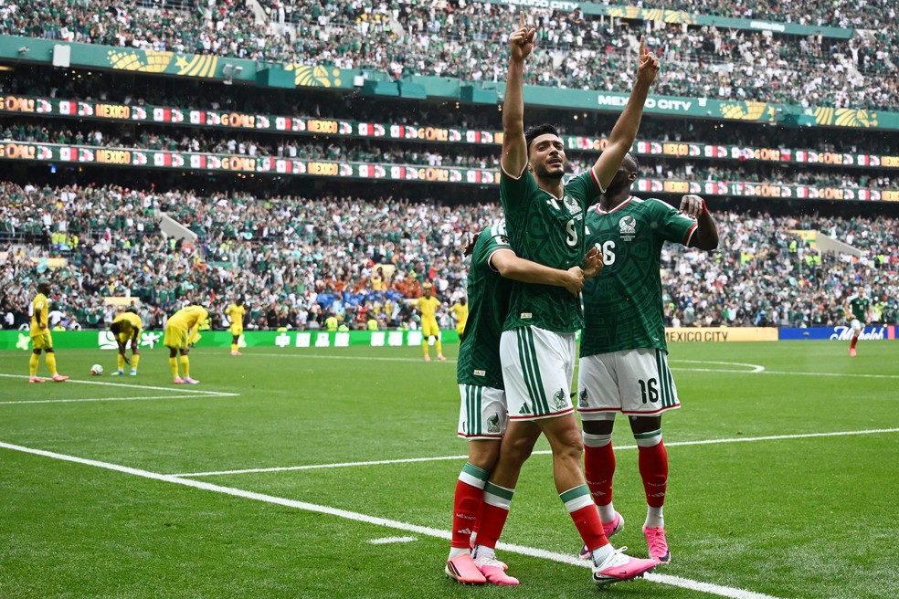 Raúl Jiménez comemora o seu gol, o segundo do México na partida — Foto: CARL DE SOUZA/AFP