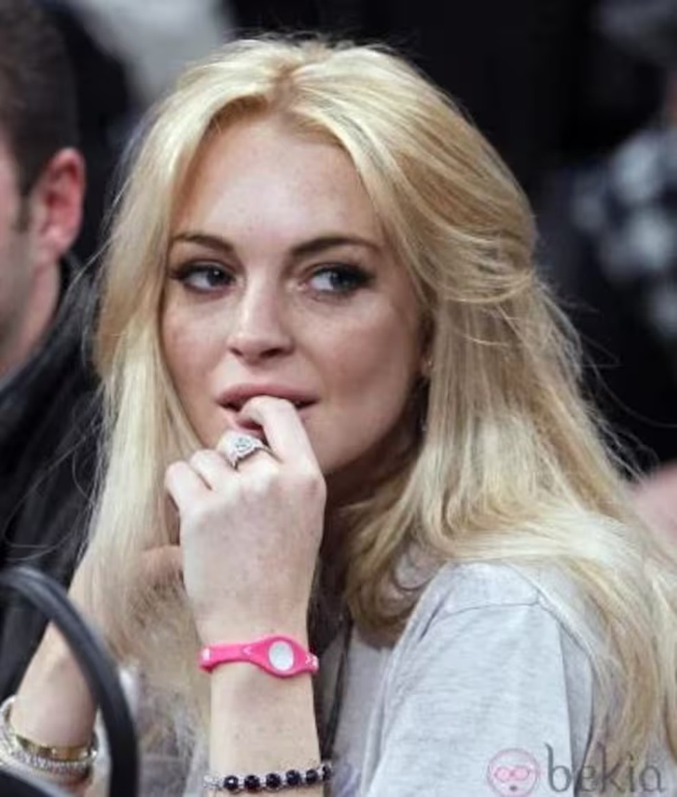 Lindsay Lohan foi fotografada com um modelo de power balance cor-de-rosa — Foto: Reprodução